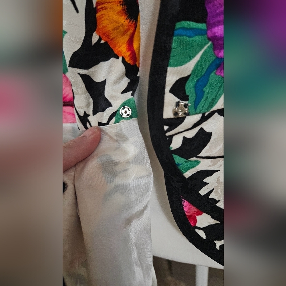 Vintage A.J. Bari Petites 100% Silk Floral Blouse–Puff Sleeve Wrap Style Top. 10 - Picture 10 of 16
